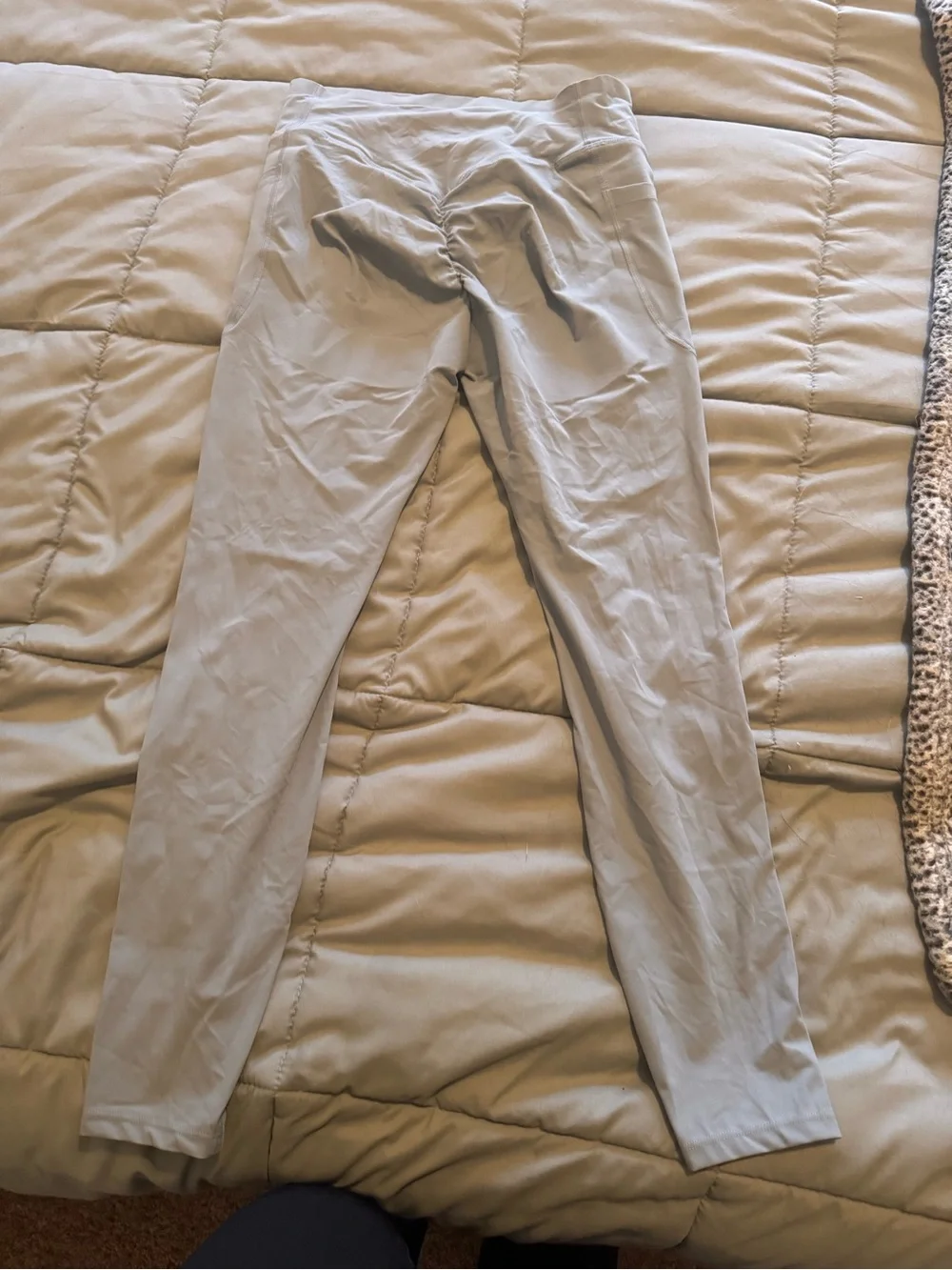 HALARA UltraSculpt Leggings with butt scrunch and butt lift - Picture 3 of 4